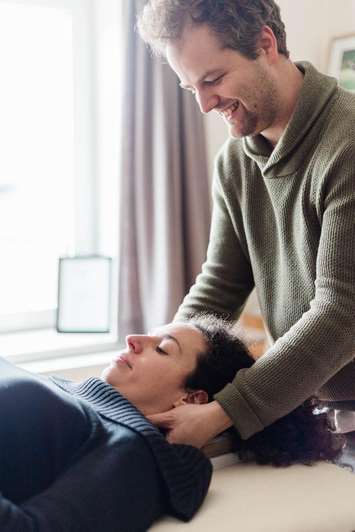 Technique Alexander sur table mains du professeur sur le cou de l'élève